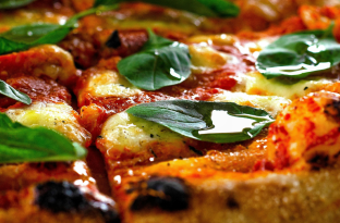 pizza with spinach topped 