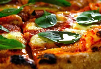 pizza with spinach topped 
